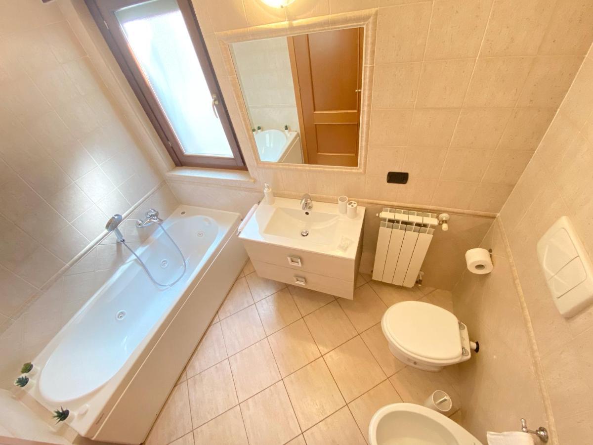 Sunset Escape Apartment - Panoramic Terrace Фиумичино Екстериор снимка